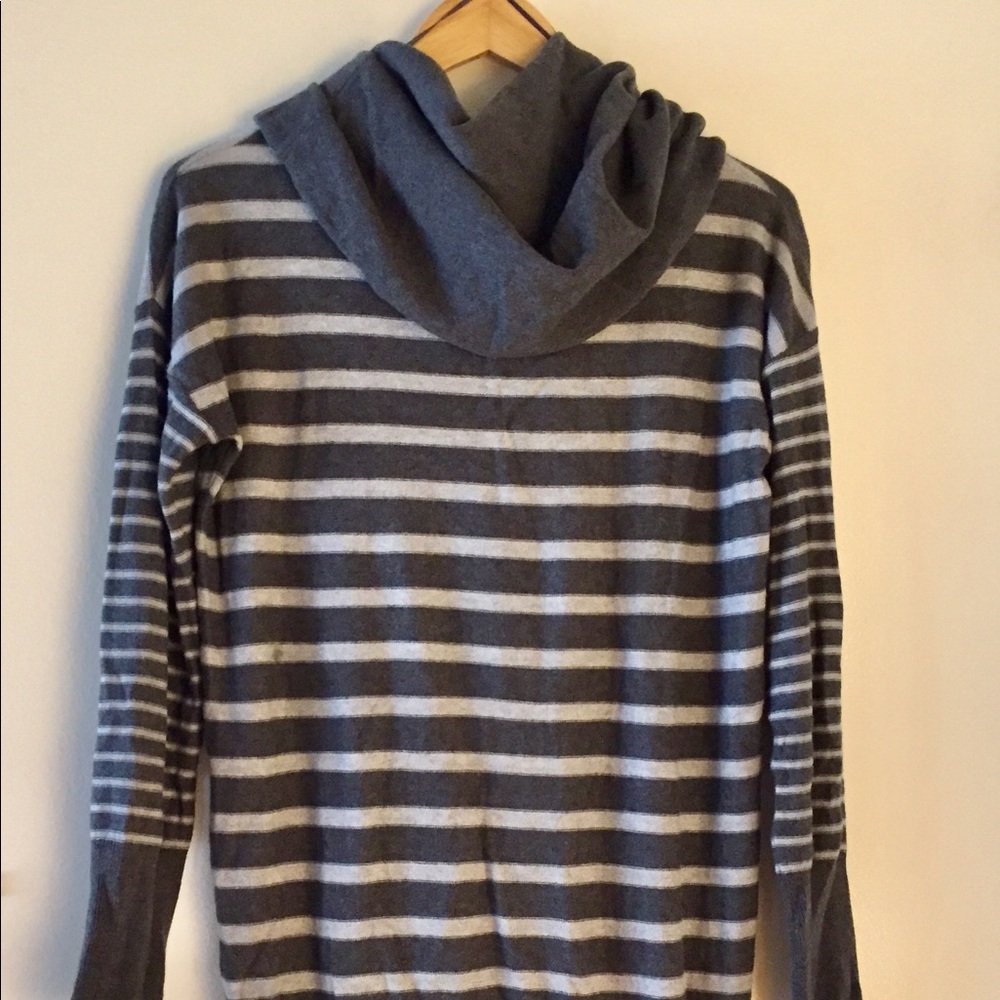 “Kaisely” Lightweight Gray Striped Sweater